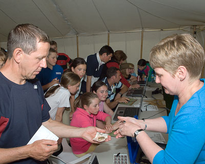 childrwen viewing photographs